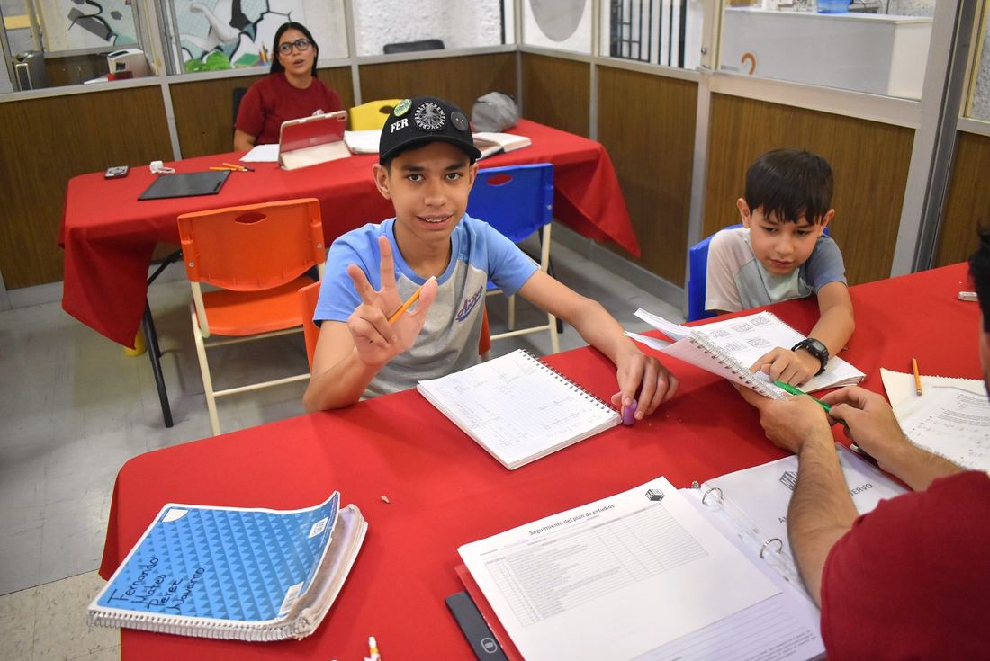 Alumno de secundaria/prepa trabajando en su preparación para examen de admisión con MatheComics.